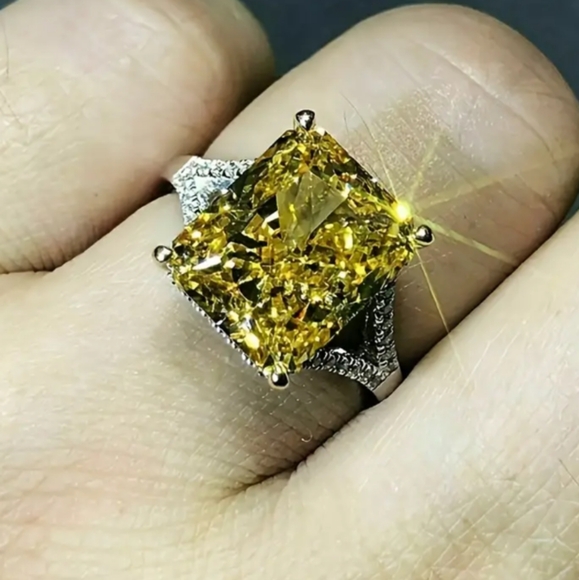 Elegant Yellow and Silver Women's Ring (NWT) - Picture 2 of 4